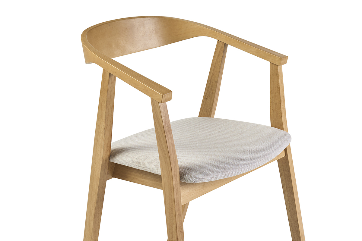 Chaise scandinave BAHIA en bois clair avec accoudoirs et assise en tissu beige, vue de 3/4