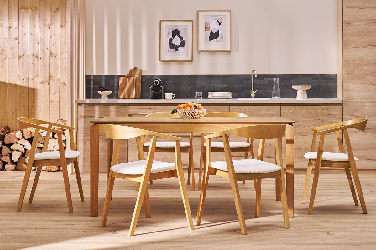 Lot de 2 chaises scandinaves BAHIA en bois clair, vue de face dans une salle � manger