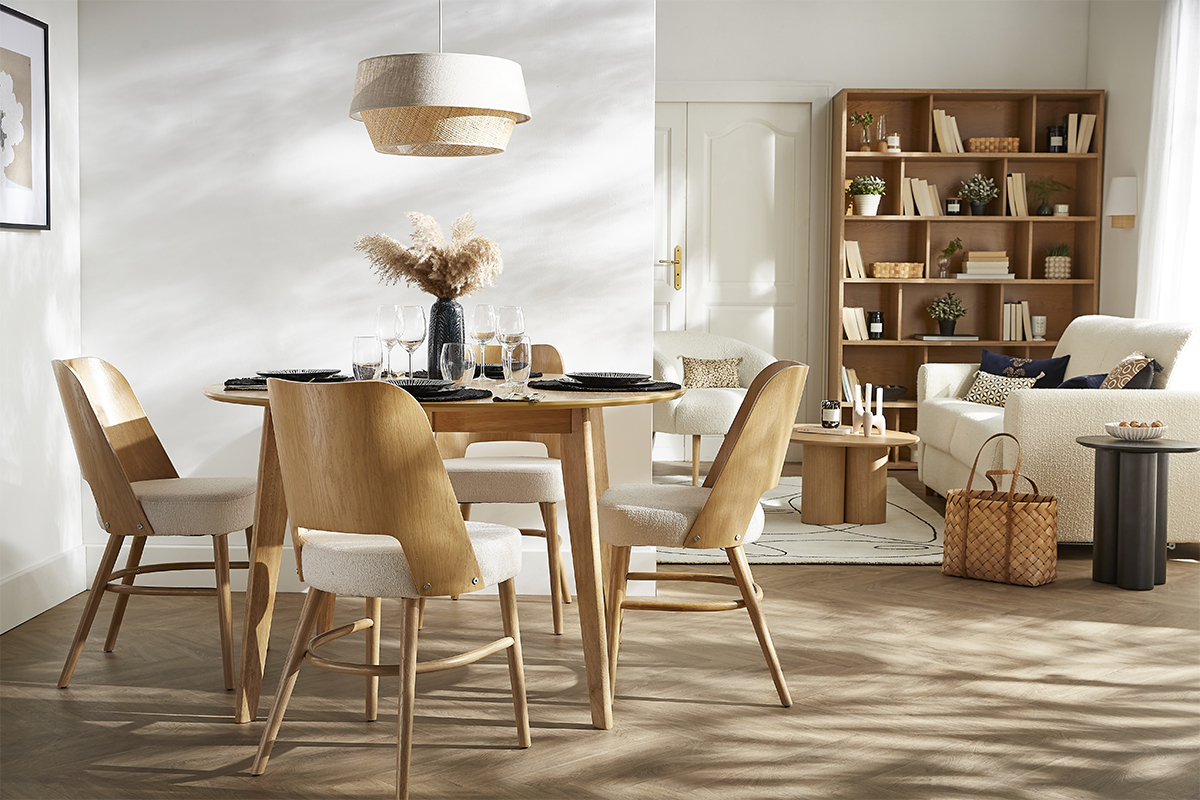 Chaises scandinaves en bois clair ch�ne et tissu effet laine boucl�e blanc cass� (lot de 2) EDITO