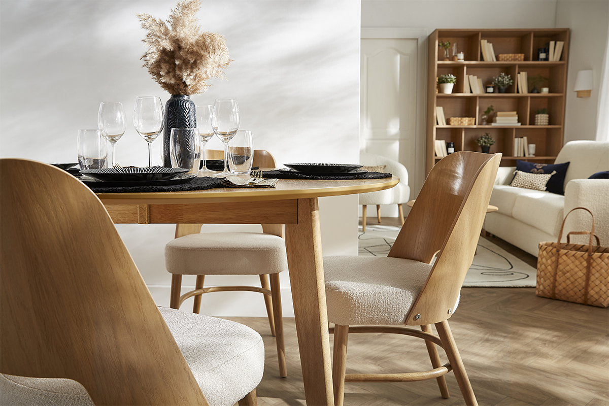 Chaises scandinaves en bois clair ch�ne et tissu effet laine boucl�e blanc cass� (lot de 2) EDITO