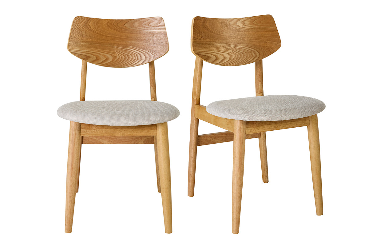 Deux chaises scandinaves en bois clair avec assise en tissu effet velours beige, vue de face.
