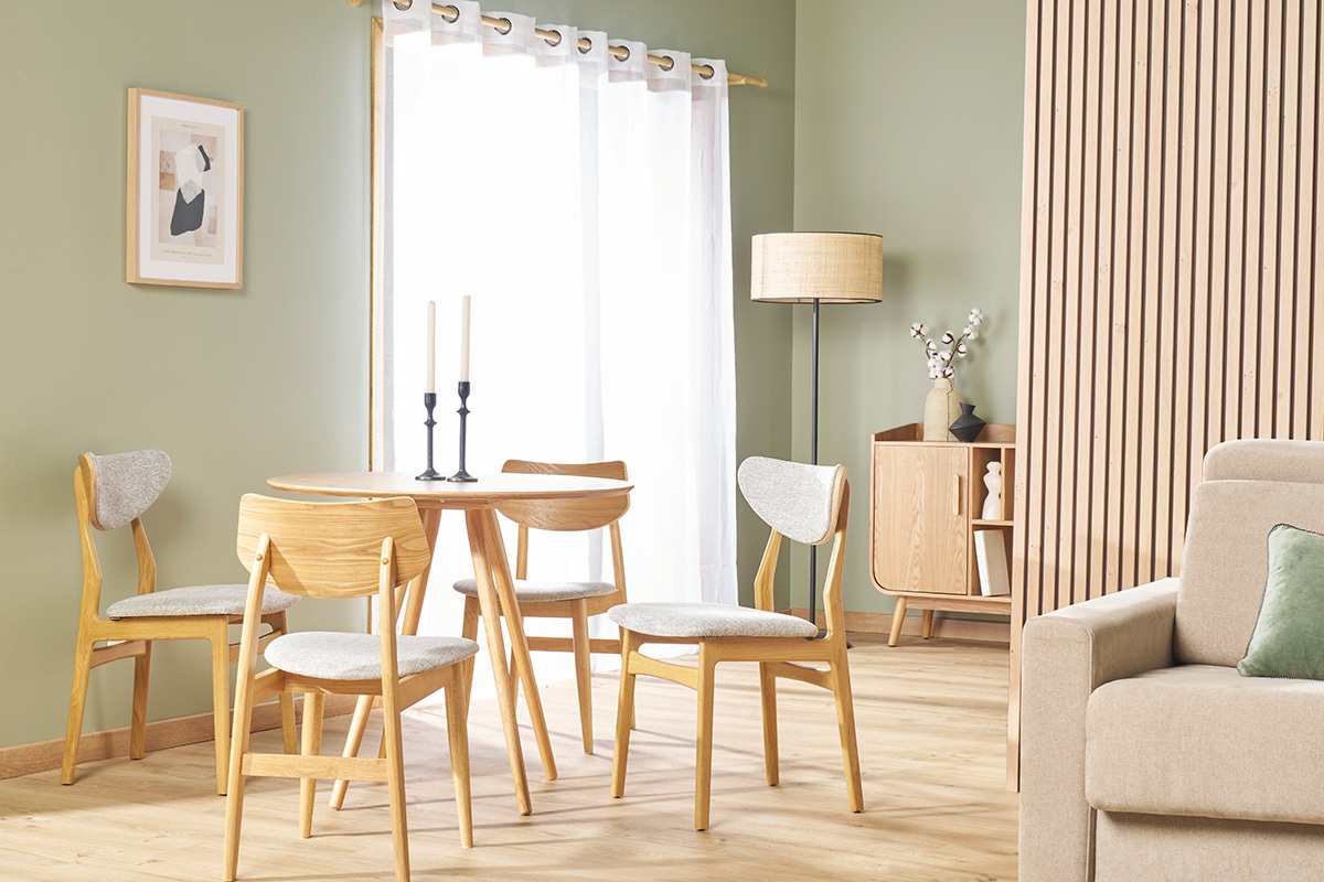 Chaises scandinaves en bois clair et tissu gris autour d'une table.