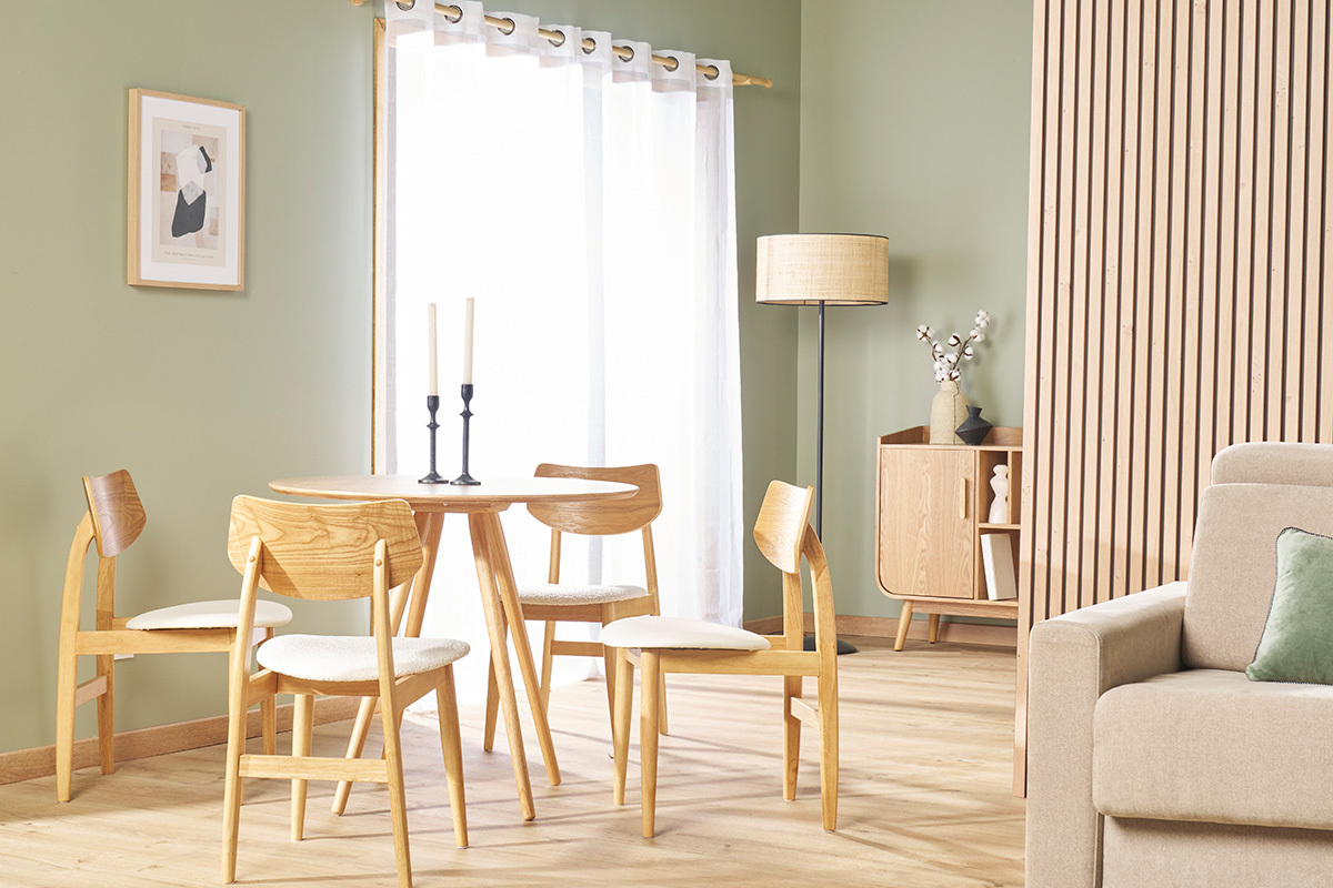 Chaises scandinaves en bois clair autour d'une table dans un salon moderne.