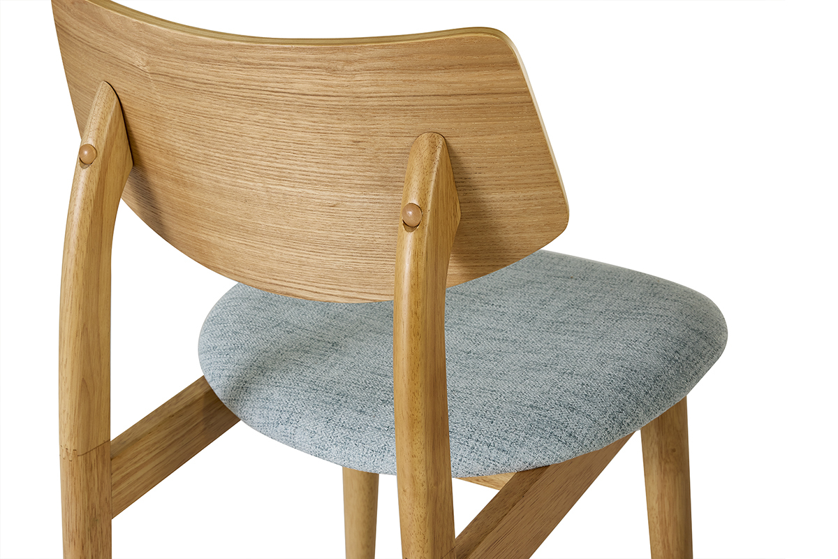 Chaise scandinave en bois clair et assise en tissu vert c�ladon vue de dos.