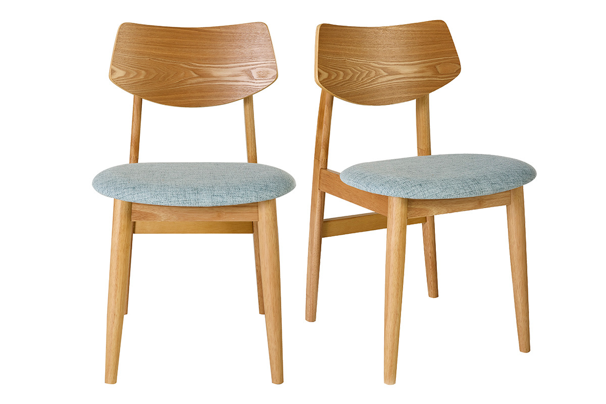 Deux chaises scandinaves en bois clair avec assise en tissu vert c�ladon, vue de face.