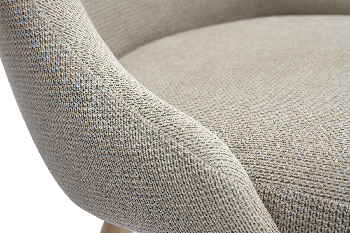 Gros plan sur la texture velours beige d'une chaise scandinave HASTA.