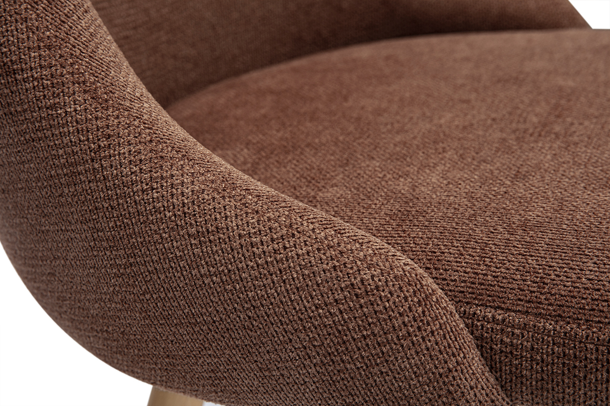 Gros plan sur le tissu chenille textur terre brle d'une chaise HASTA.