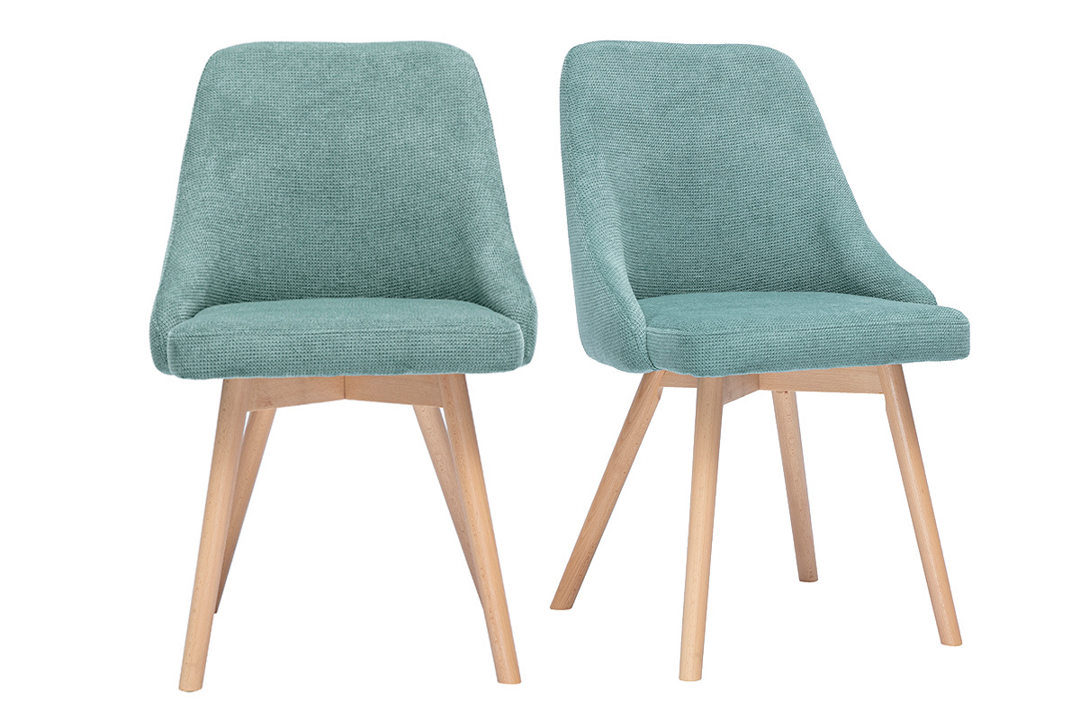 Deux chaises scandinaves avec tissu vert cladon effet velours, pieds en bois clair, vue de face.