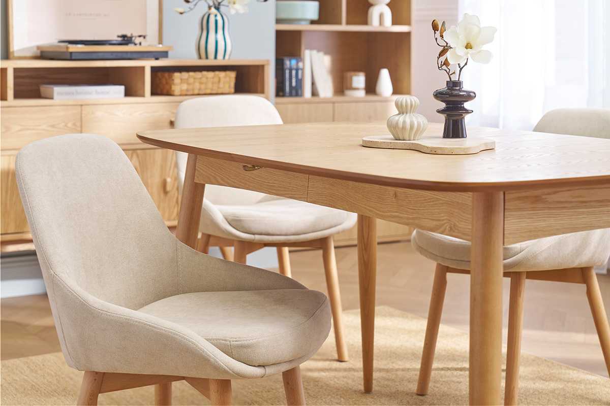 Chaises scandinaves en tissu effet velours beige et bois clair massif (lot de 2) HOLO