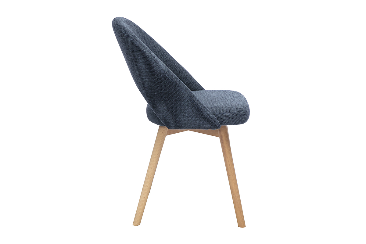 Chaise scandinave en tissu velours bleu fonc� vue de profil avec pi�tement en bois clair