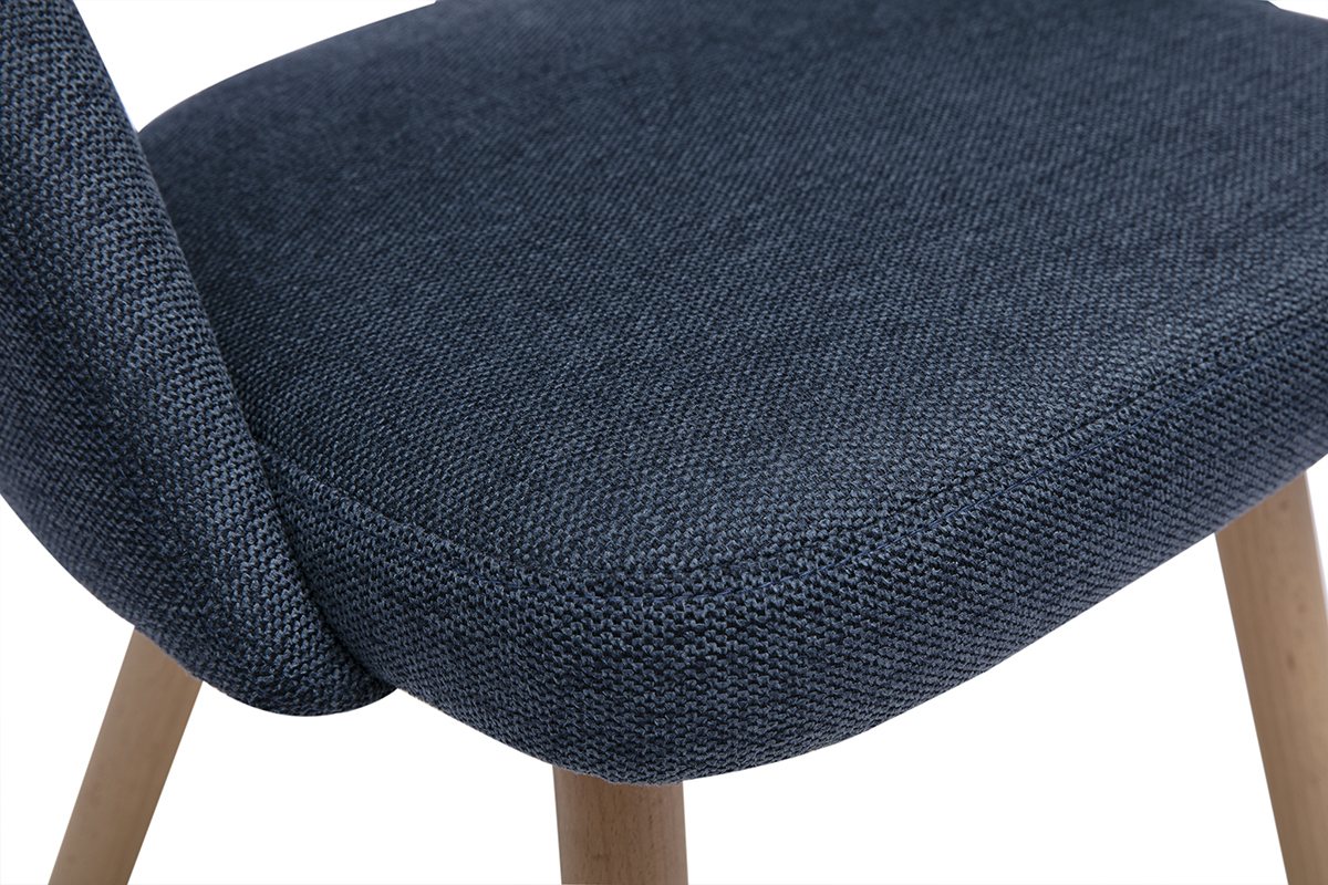 D�tail d'une chaise scandinave en tissu bleu fonc� avec pieds en bois clair, vue de pr�s.