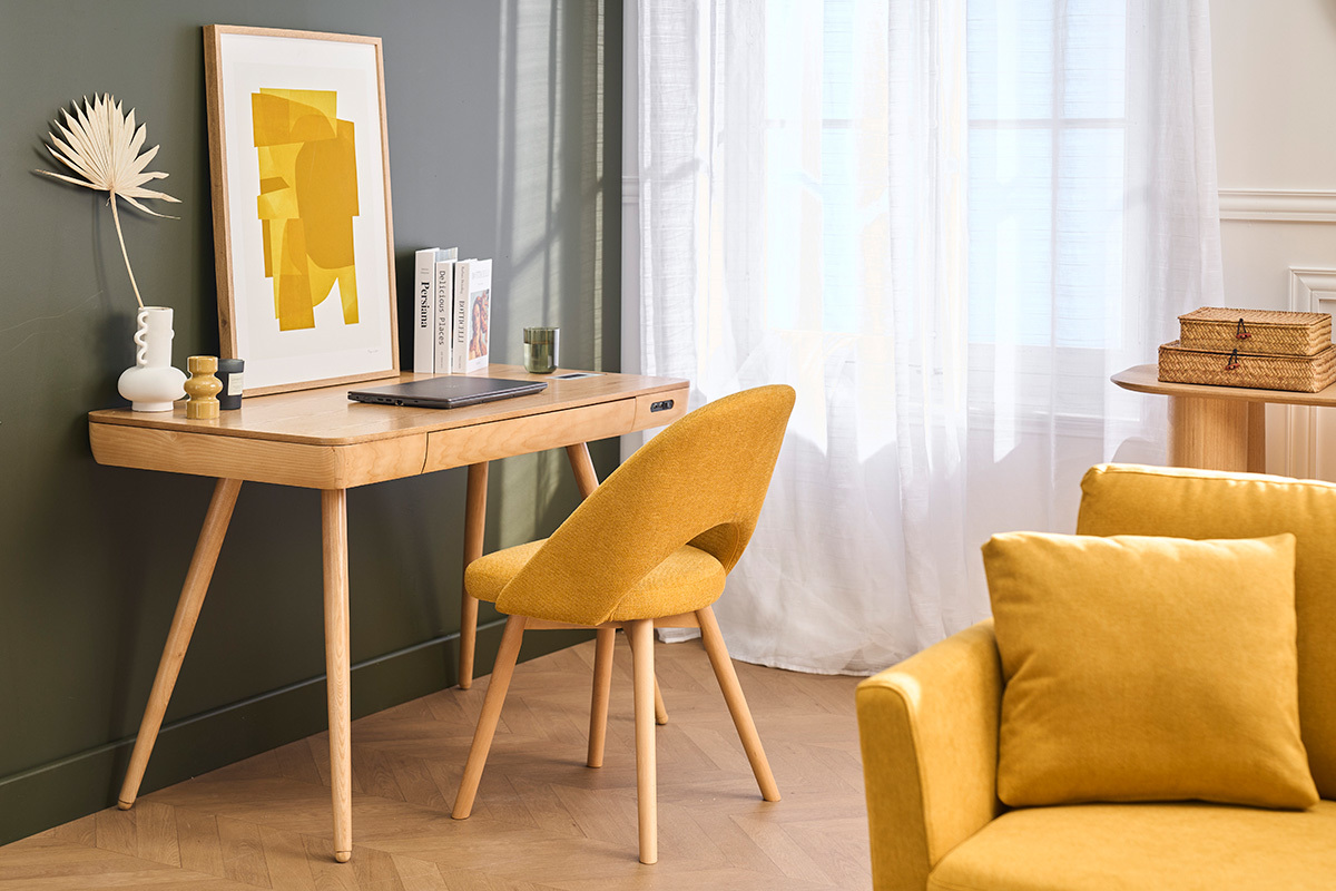 Chaise scandinave jaune moutarde en tissu velours et bois clair, vue de profil dans un bureau.