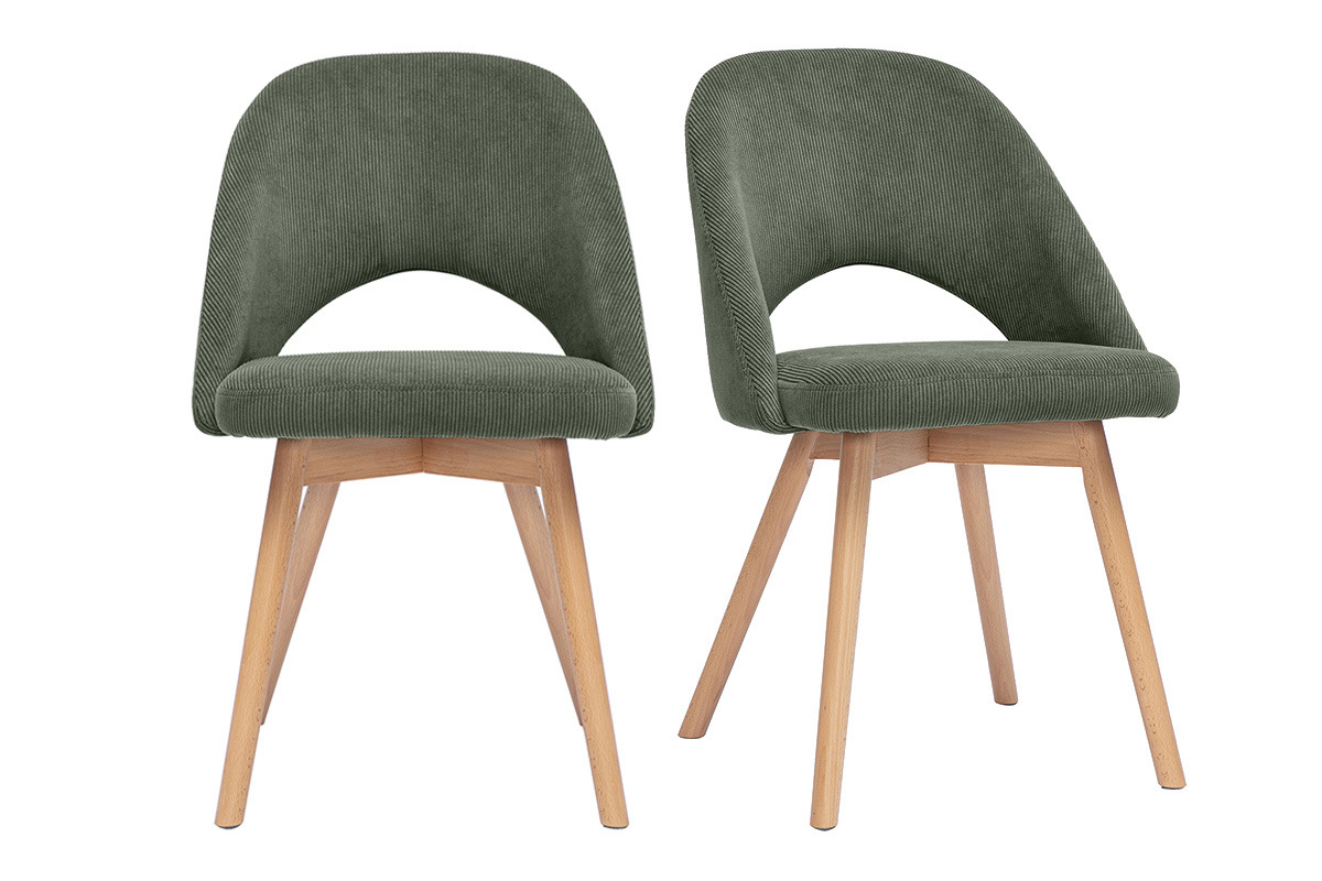 Deux chaises scandinaves en tissu velours vert kaki avec pieds en bois clair, vue de face.