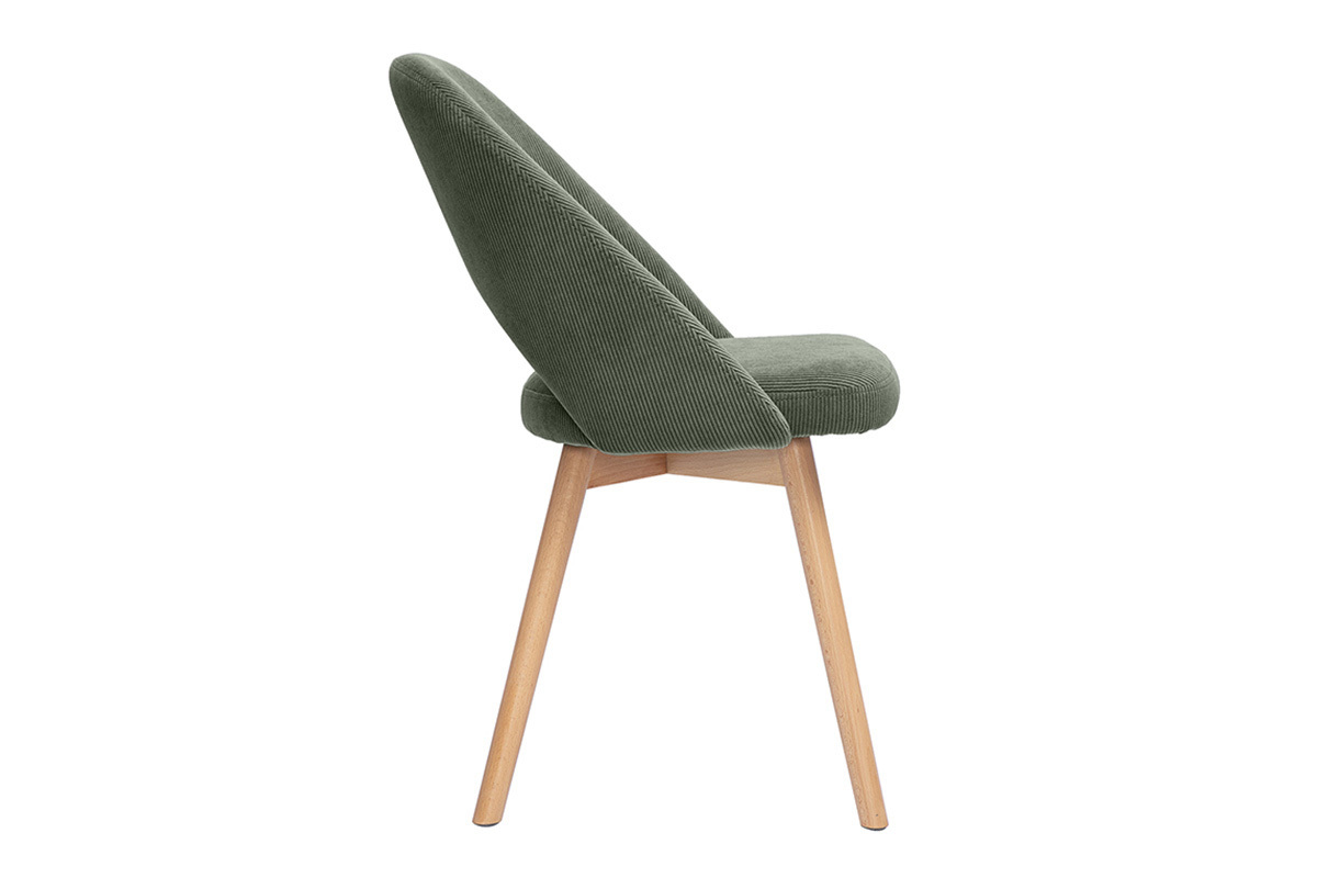 Chaise scandinave en velours vert kaki avec pieds en bois clair, vue de profil.