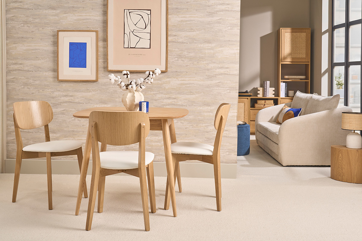 Chaises vintage LUCIA en bois clair et assise blanche, devant une table dans une d�coration scandinave.