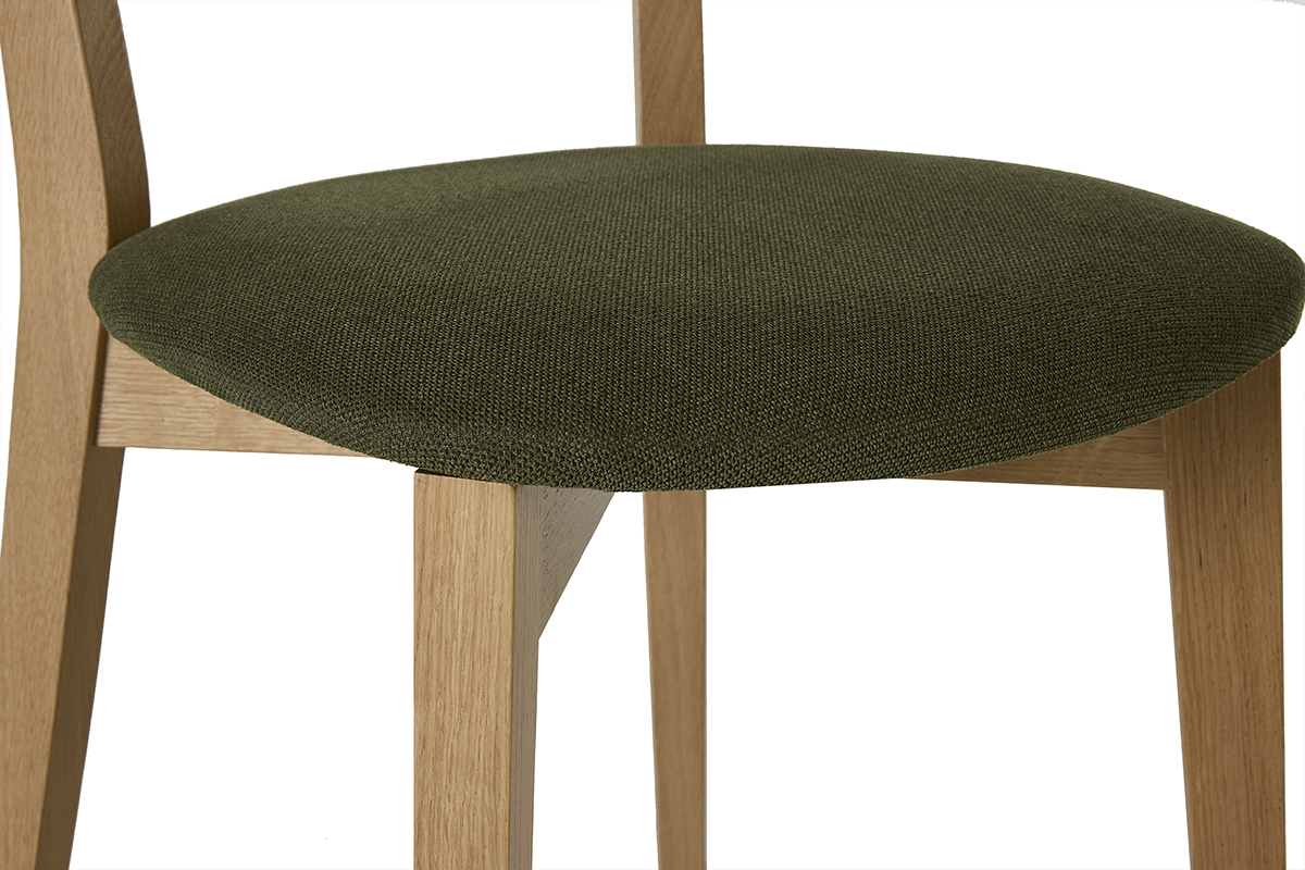 D�tails d'une chaise LUCIA avec assise en tissu vert kaki et pieds en bois clair, vue rapproch�e.