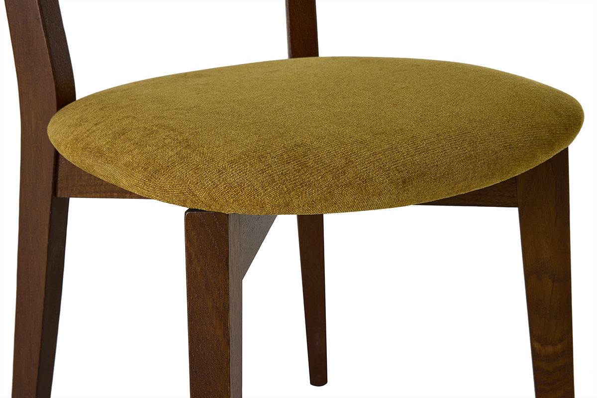 D�tail de la chaise vintage LUCIA en bois fonc� avec assise en tissu velours jaune moutarde