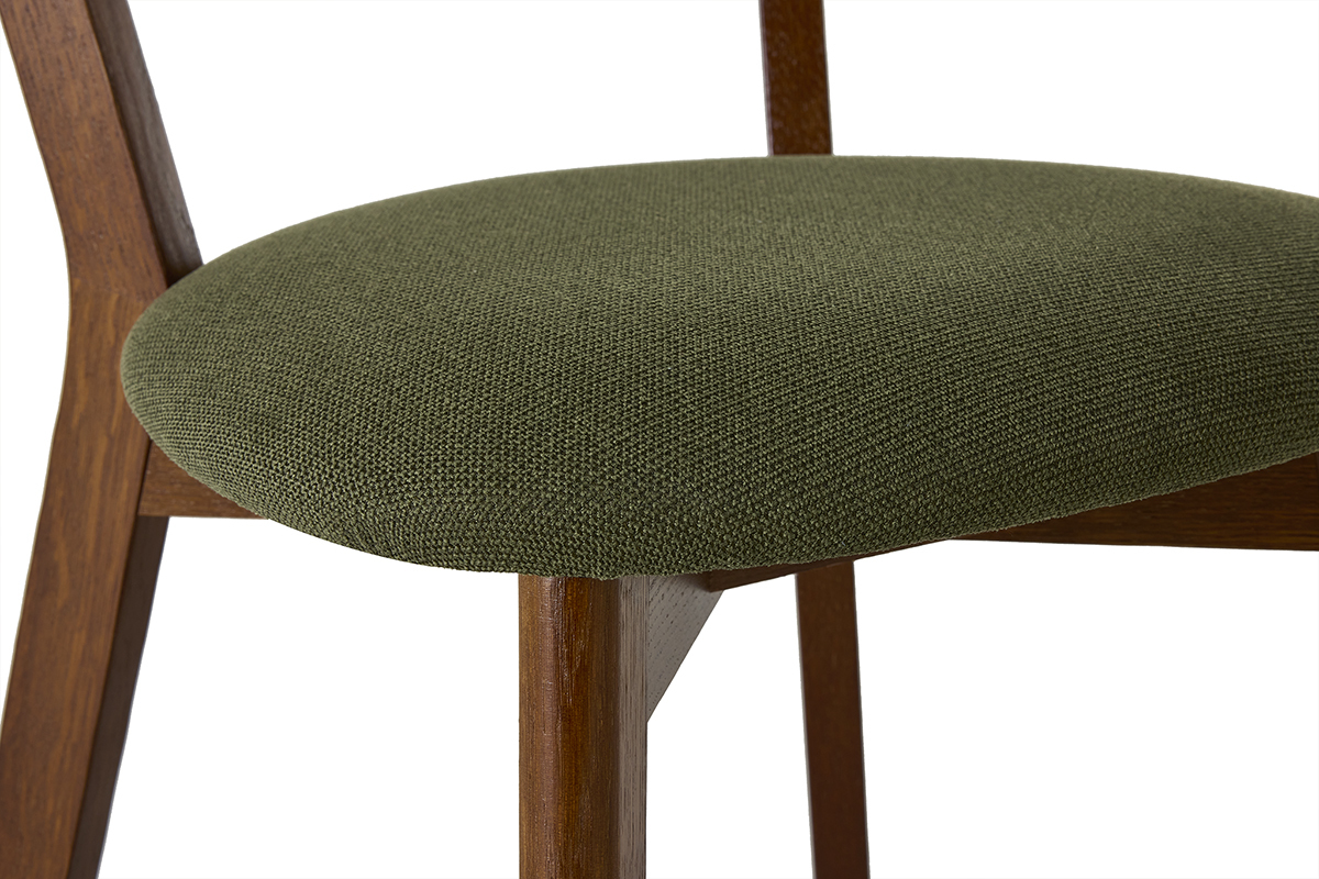 D�tail d'une chaise vintage avec assise en tissu vert kaki et structure en bois fonc�.