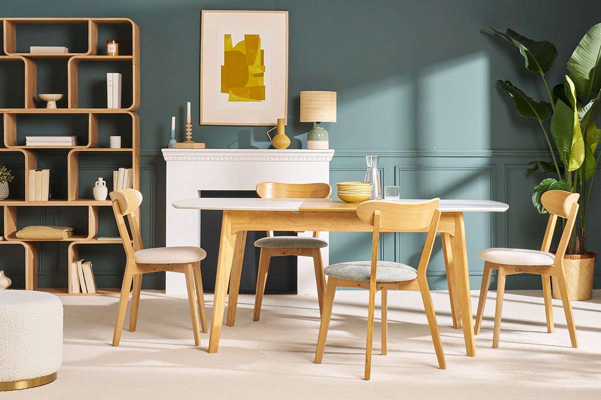 Chaises vintage DOVE en bois clair et tissu dans un d�cor moderne.
