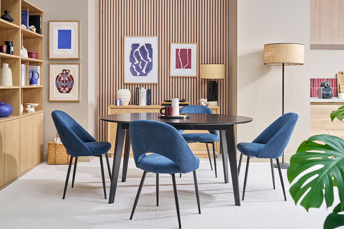 Quatre chaises en tissu bleu fonc autour d'une table, vue d'ensemble.
