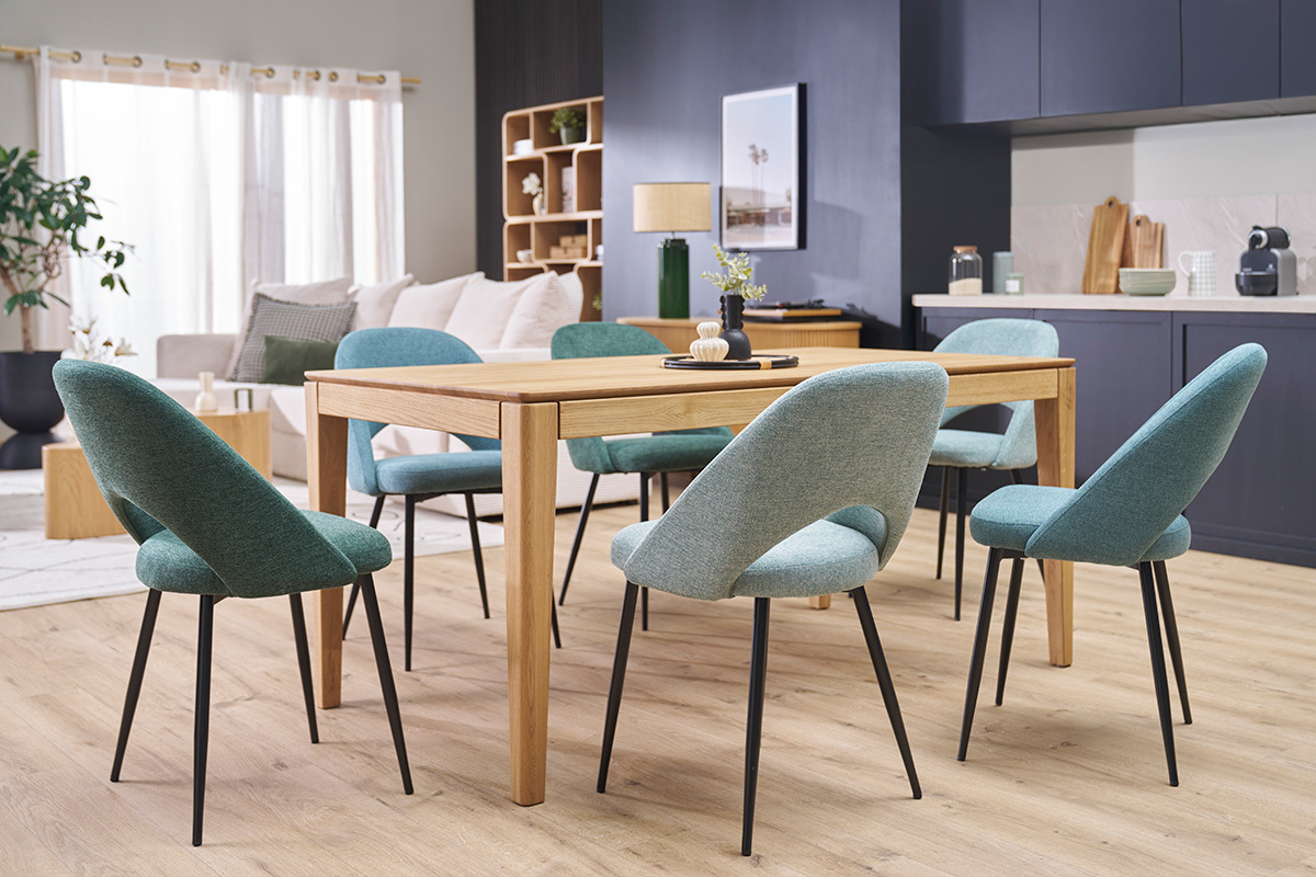 Chaises vintage vert de gris autour d'une table en bois, pieds en mtal noir, vue d'ensemble.