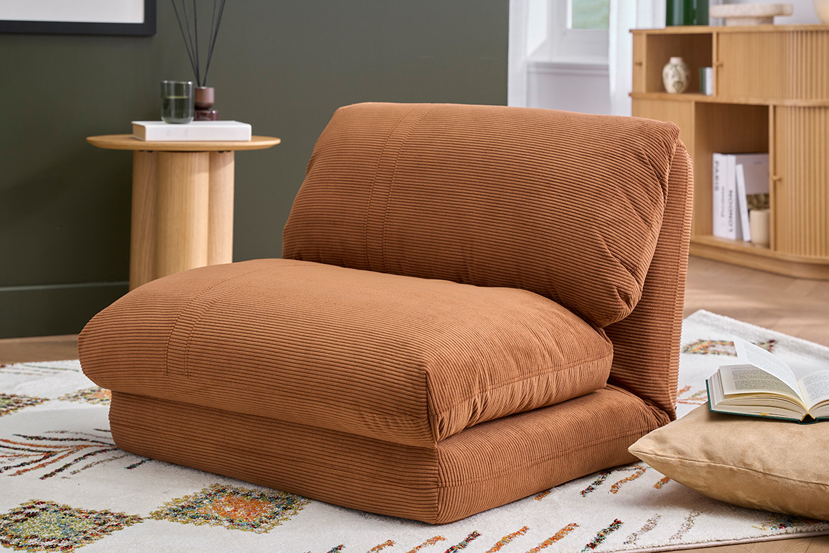 Chauffeuse SPENCER en tissu velours c�tel� terre br�l�e, vue de trois-quarts, sur un tapis dans un salon.