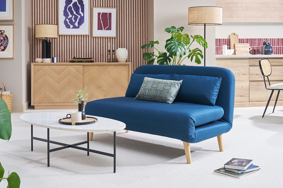 Chauffeuse AMIKO 2 places bleu fonc avec pieds en bois clair, vue de face dans un salon moderne.