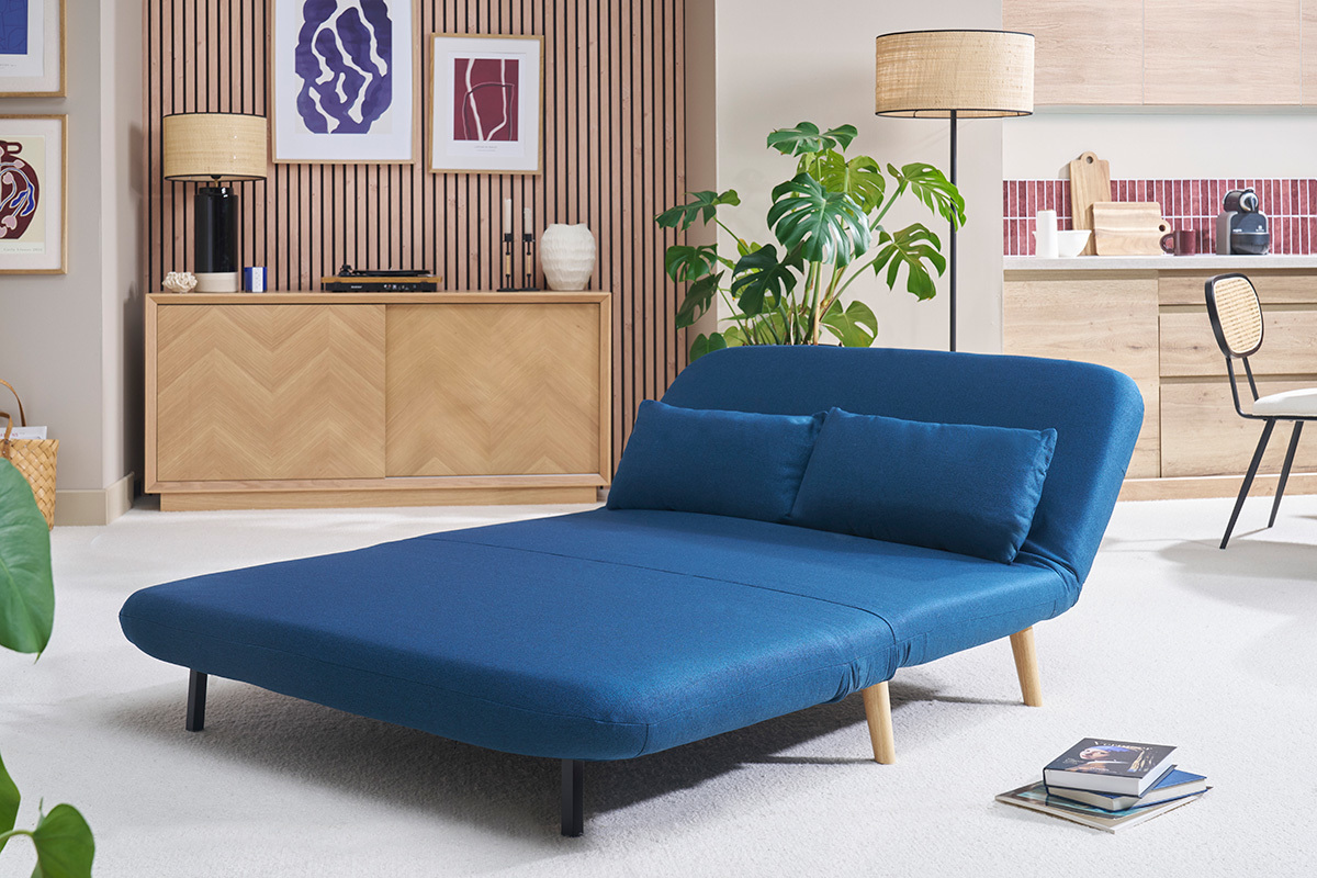 Chauffeuse 2 places AMIKO en tissu bleu convertie en lit, environnement moderne.