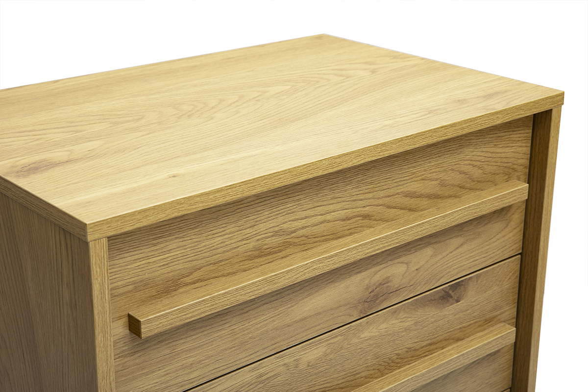 Vue en gros plan du haut d'une commode haute en bois ch�ne avec cinq tiroirs.