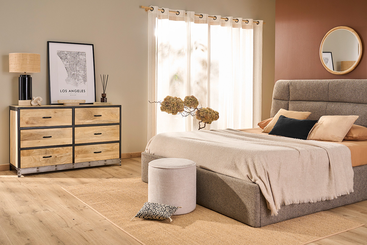 Chambre moderne avec commode industrielle en bois et m�tal noir, pr�s du lit.