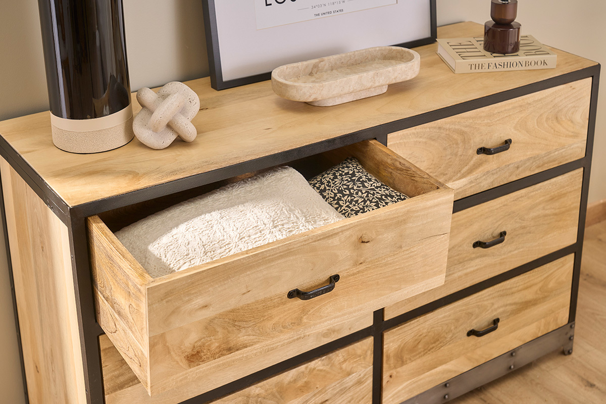 Commode en bois manguier et m�tal noir avec tiroir ouvert, vue rapproch�e.