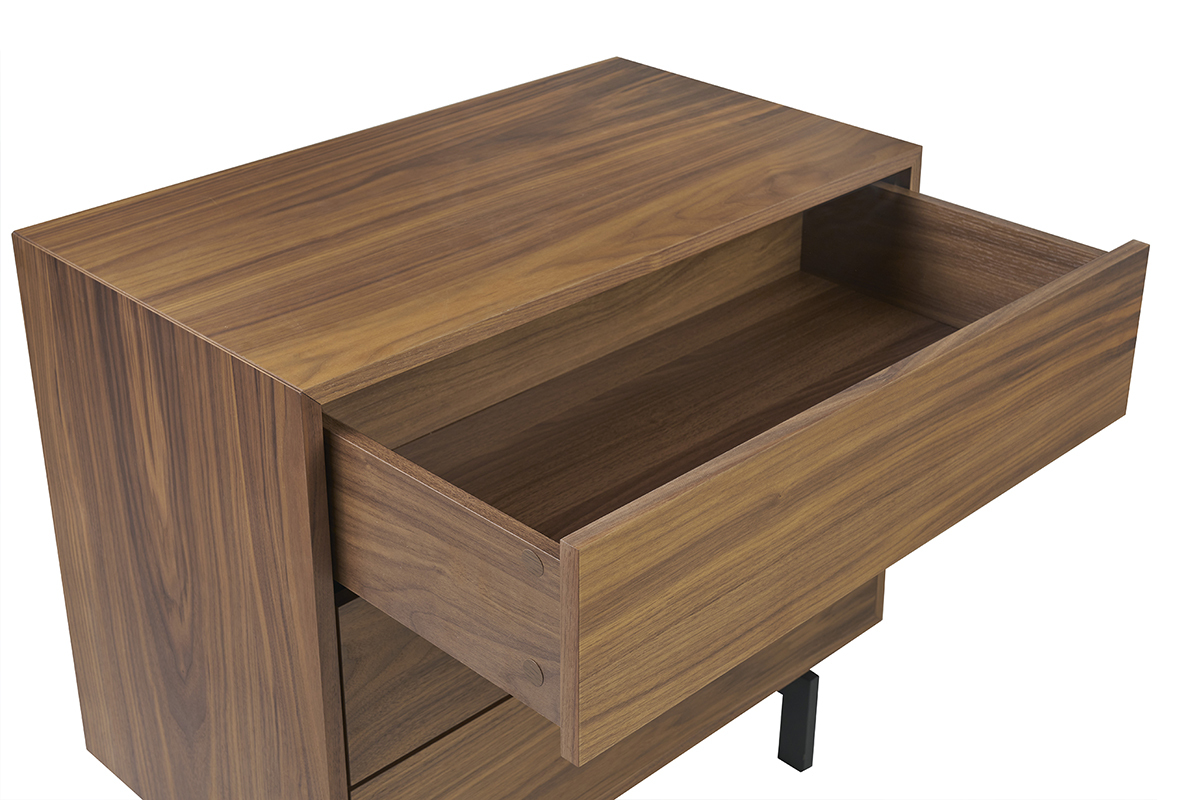 Commode vintage en bois fonc avec tiroir ouvert, vue de trois quarts.