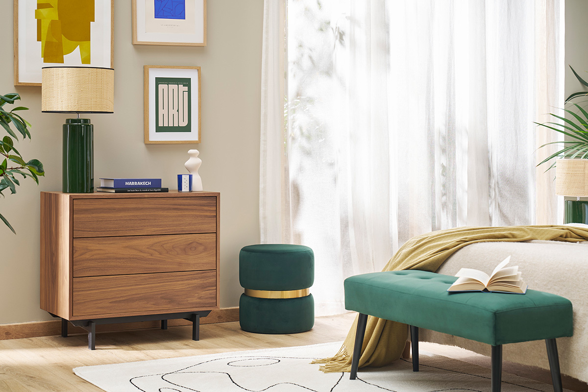 Commode vintage en bois fonc et mtal noir avec 3 tiroirs, vue de face, dans une chambre lumineuse.