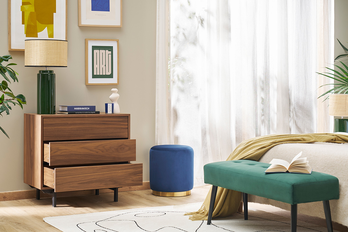 Commode vintage bois fonc et mtal noir avec trois tiroirs ouverts, dcore dans une chambre.