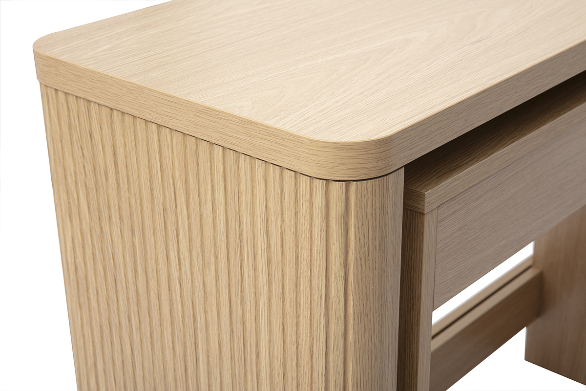 D�tail de la console en bois clair ch�ne avec tiroirs, vue rapproch�e.