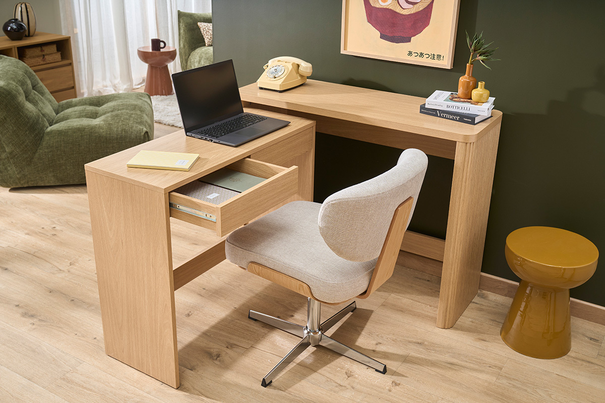 Console ENOLA en bois clair avec tiroirs, vue de 3/4, bureau associ� � une chaise et d'autres objets