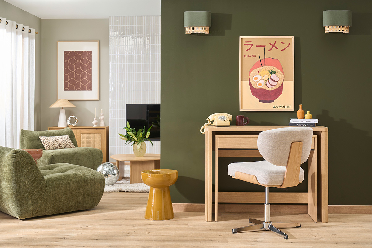 Console d'appoint ENOLA en bois clair avec tiroirs, vue de 3/4 dans un salon moderne