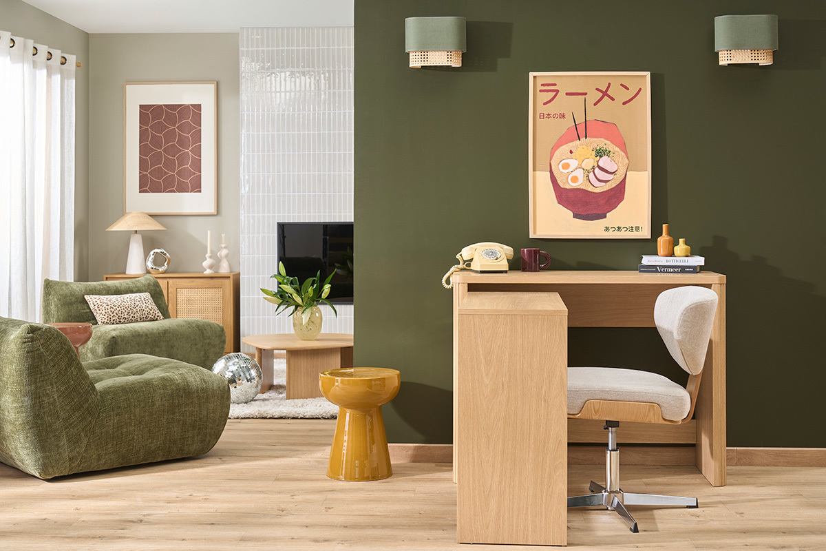 Console bureau d'appoint ENOLA en bois clair avec tiroirs, vue de 3/4 dans un int�rieur moderne.