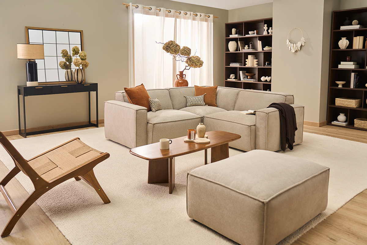 Console noire avec trois tiroirs, lampe et vase en d�coration, vue de face dans un salon.