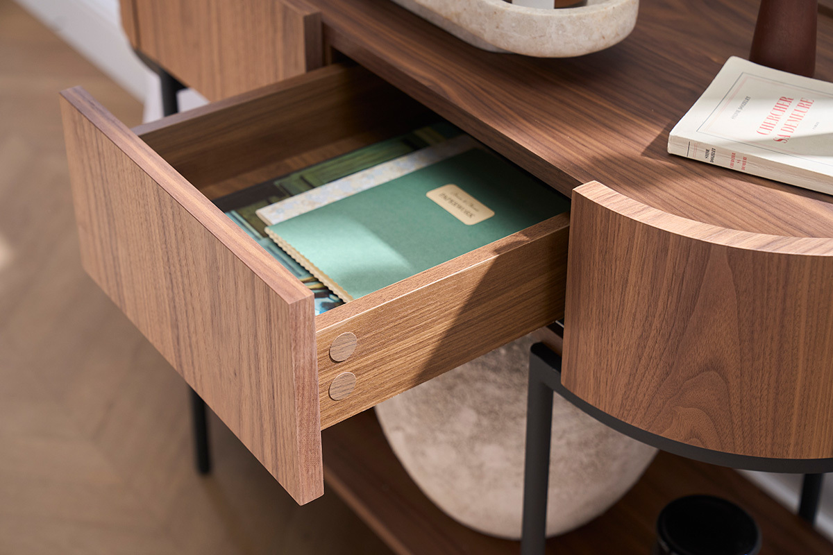 Console design avec tiroirs en bois fonc� noyer et m�tal noir L110 cm SKYE