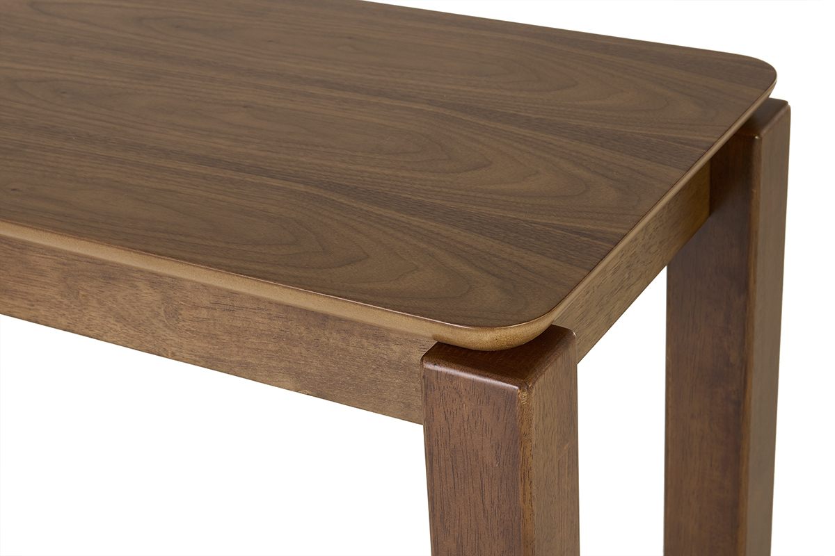 D�tail de la console RAYA en bois noyer, vue de pr�s du plateau et des pieds en bois.