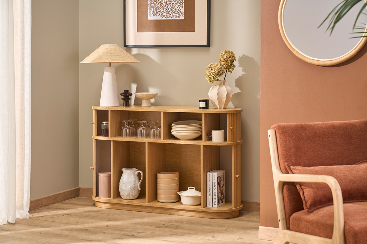 Console vintage en bois ch�ne, portes coulissantes, nich�e avec lampes et vases.