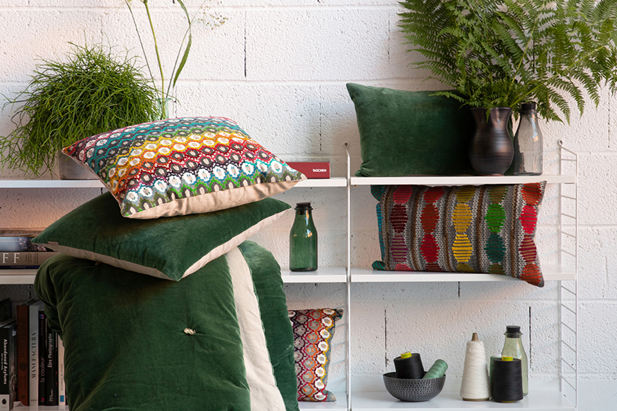 Coussin brod� en coton motif multicolore 45 x 45 cm CAPRI