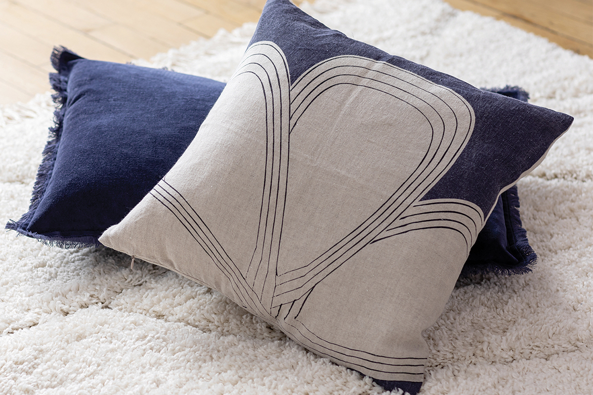 Coussin carr beige et bleu marine  motif fleur 45 x 45 cm BLEUET
