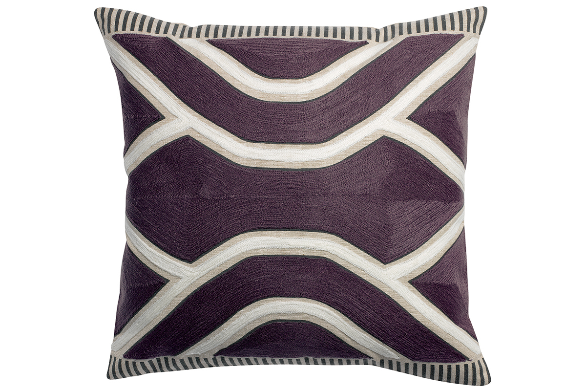 Coussin carr� d�co brod� ethnique violet aubergine 45 x 45 cm YELO