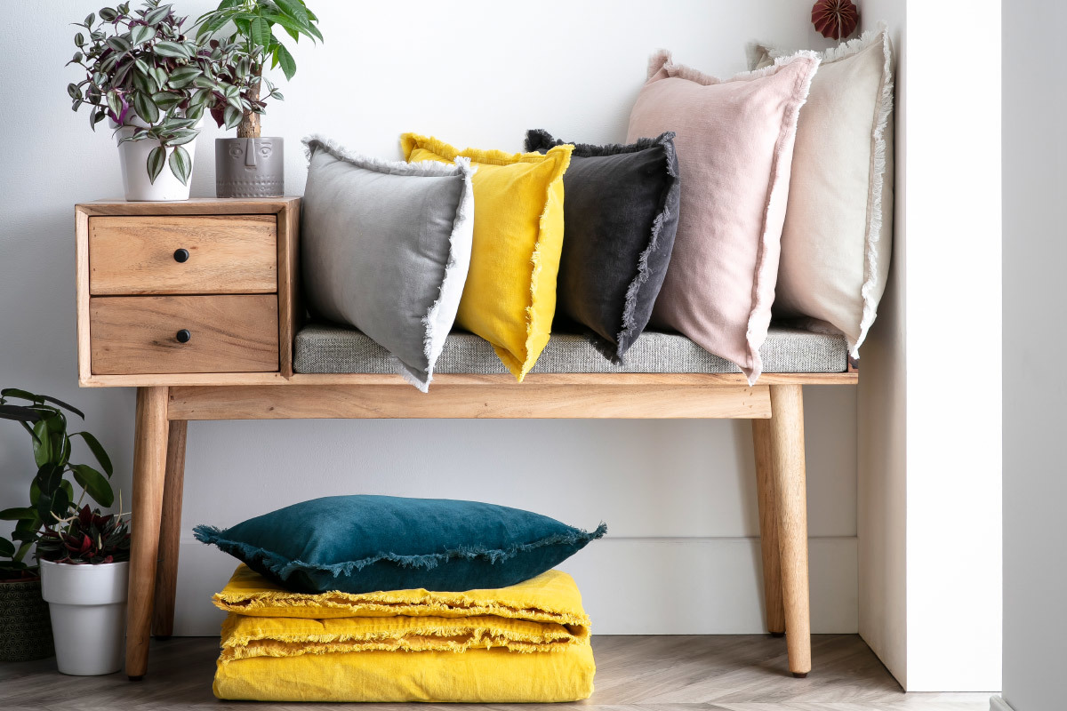 Coussin carr� en velours jaune curry 45 x 45 PESCA