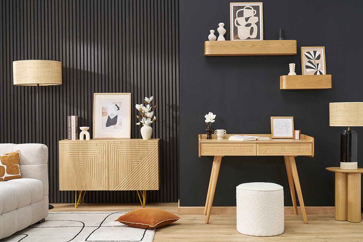 Int�rieur moderne avec meubles en bois clair, �tag�res murales et accessoires de d�coration.