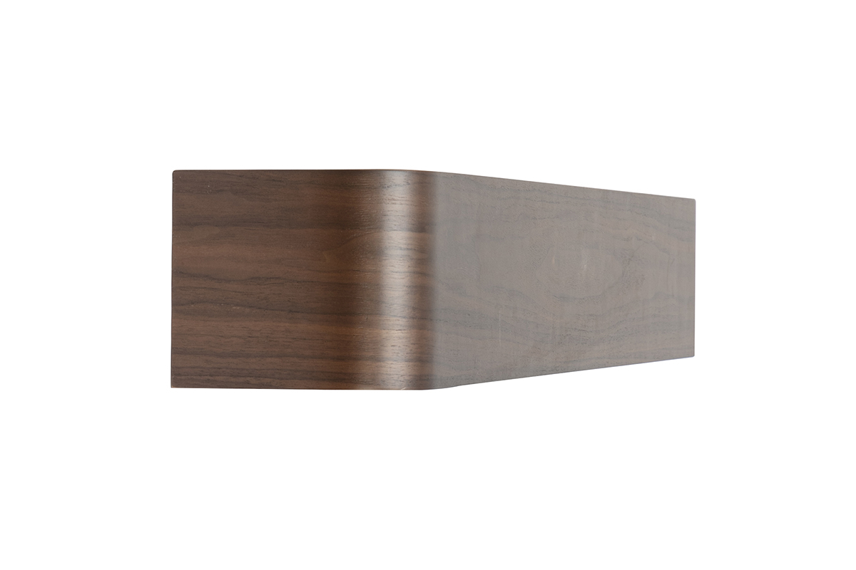 �tag�re murale en bois de noyer vue de c�t�, courb�e aux extr�mit�s.