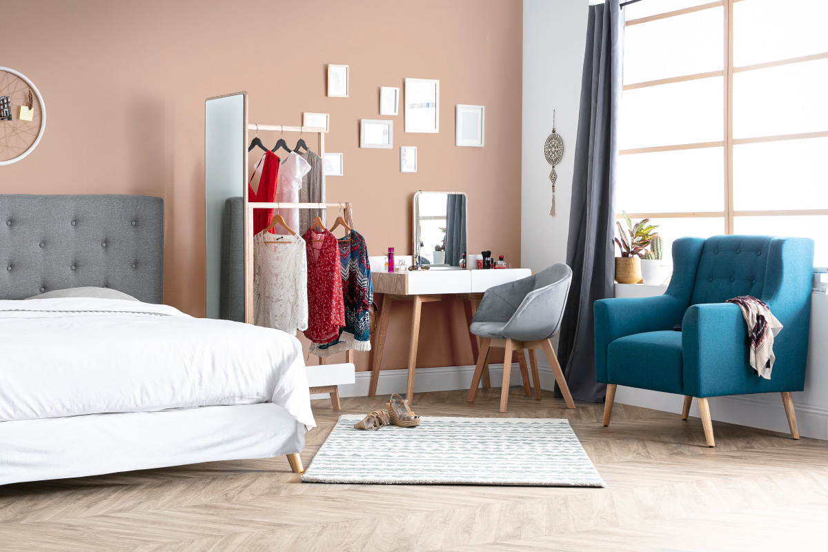 Fauteuil capitonn� en tissu bleu canard et bois clair BRIGHTON