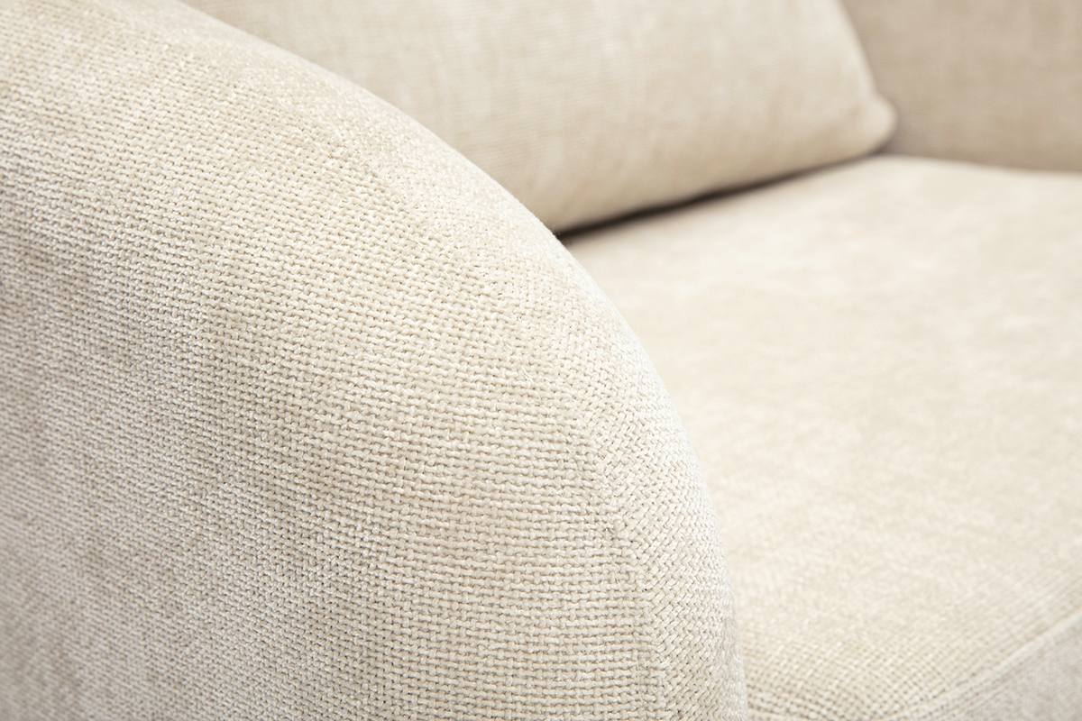Gros plan sur le tissu effet velours textur beige du fauteuil convertible MAHAUT.